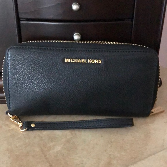 Michael Kors Handbags - Michael kors wallet clutch